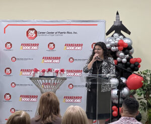 La rectora de la UPR Aguadilla, Sonia Rivera Gonzaìlez, felicita a los estudiantes y celebra la formacioìn de profesionales en sectores estrateìgicos como la aeronaìutica y aeroespacial