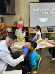 Dentista examinando la boca de un niño