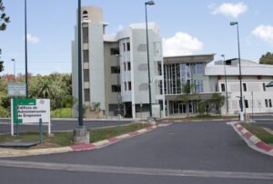 Fachada del Edificio de Administración de Empresas en el Recinto Universitario de Mayagüez