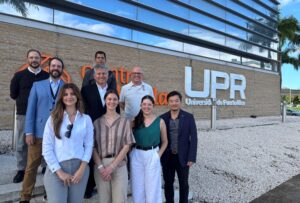 Foto de grupo frente al edificio de Ciencias Moleculares de la Universidad de Puerto Rico